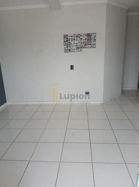 Apartamento com sacada, 2 quartos e vaga a 5 min do centro