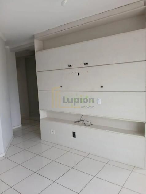 Apartamento com sacada, 2 quartos e vaga a 5 min do centro