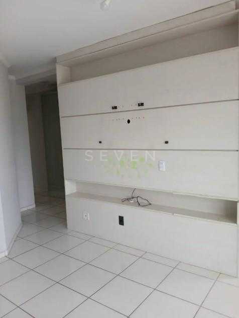 Apartamento com sacada, 2 quartos e vaga a 5 min do centro