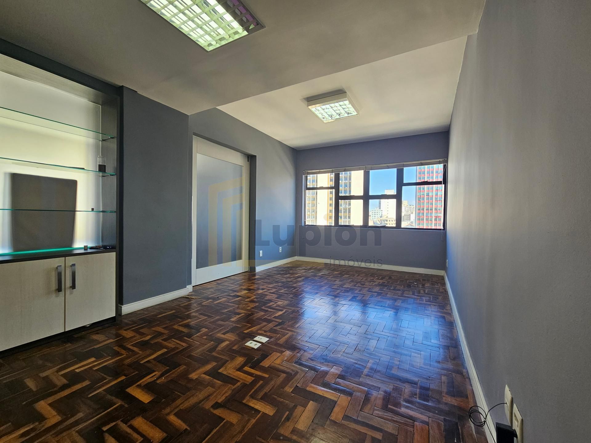 Sala comercial com 45,77m  para locação no Centro de Curitiba   