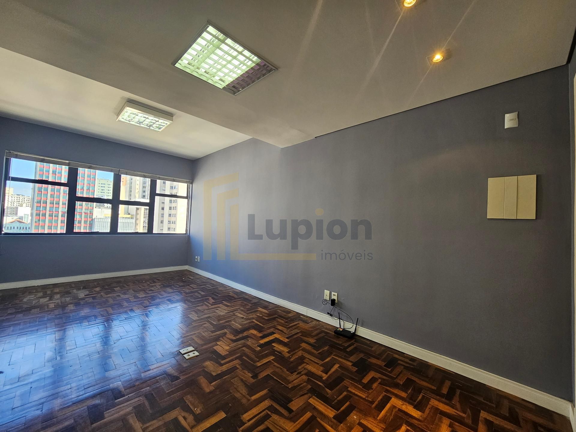 Sala comercial com 45,77m  para locação no Centro de Curitiba   