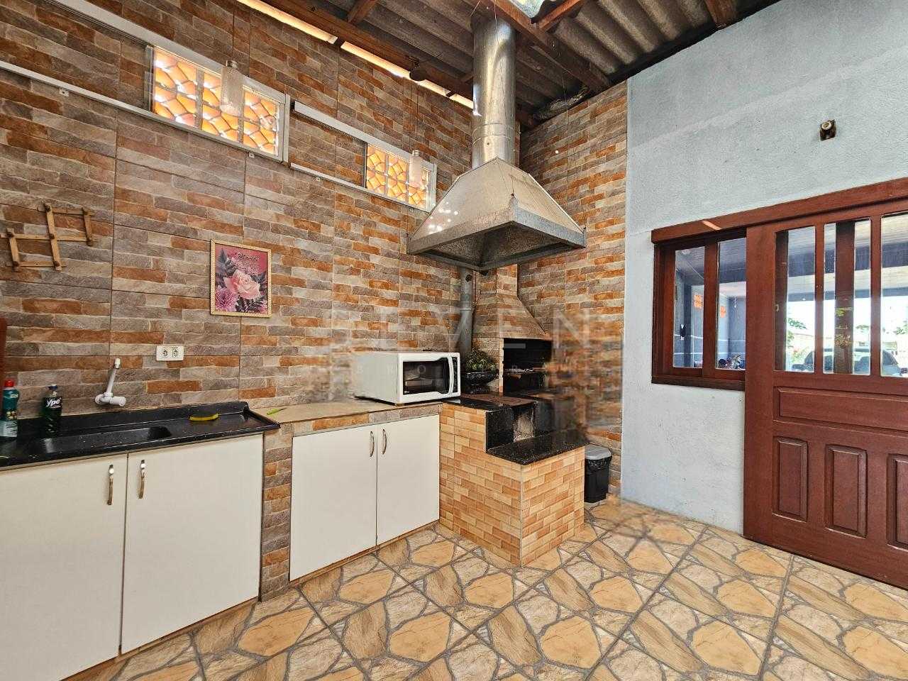 Casa com Piscina, Espaço Gourmet e Terreno de 675m  em São Jos...