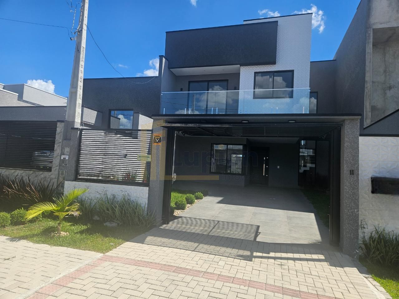 Lindo sobrado, não geminado, 03 quartos, sendo 01 suíte com cl...