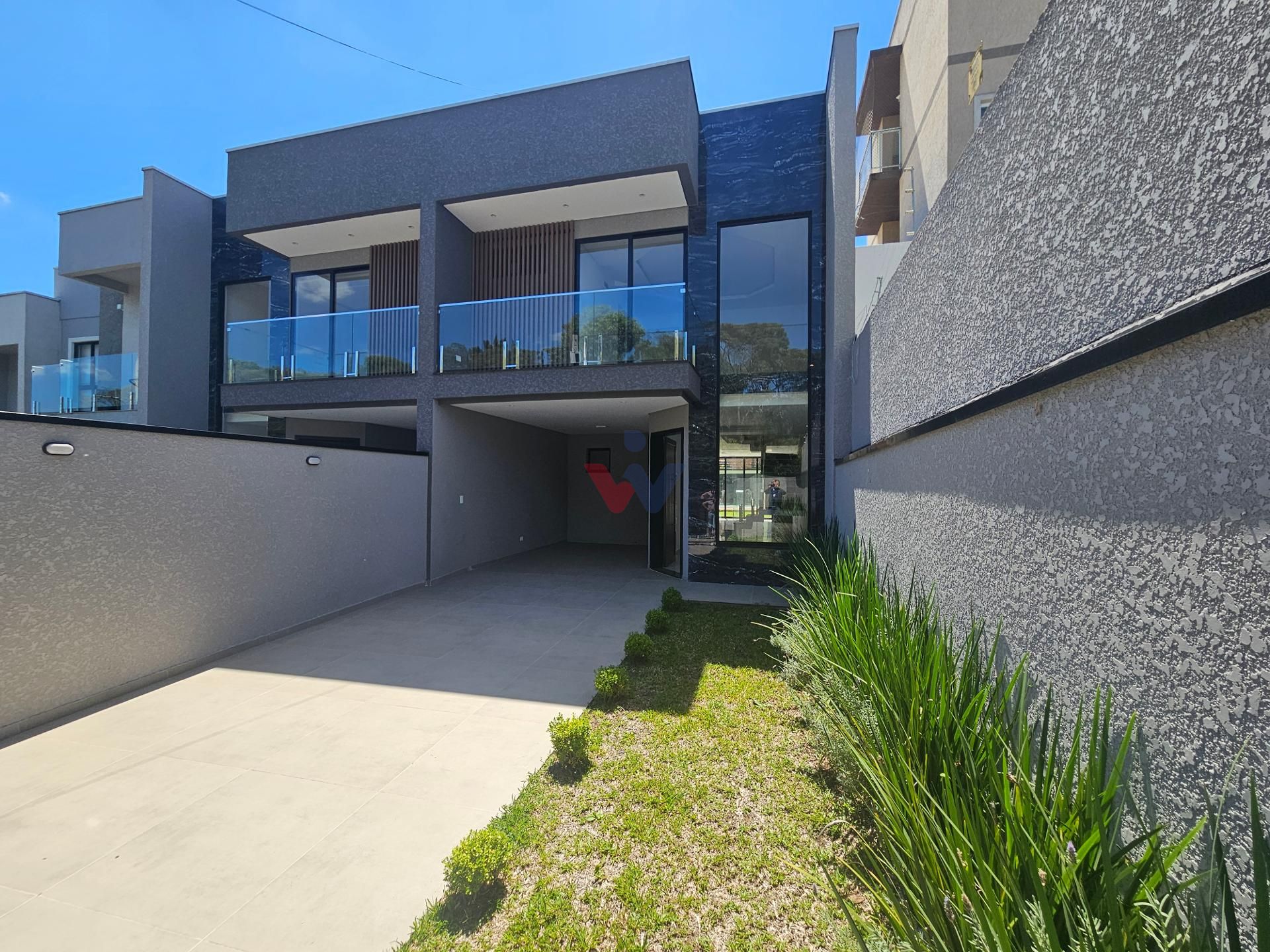 Sobrado com alto padrão de acabamento, 03 quartos, sendo 01 su...