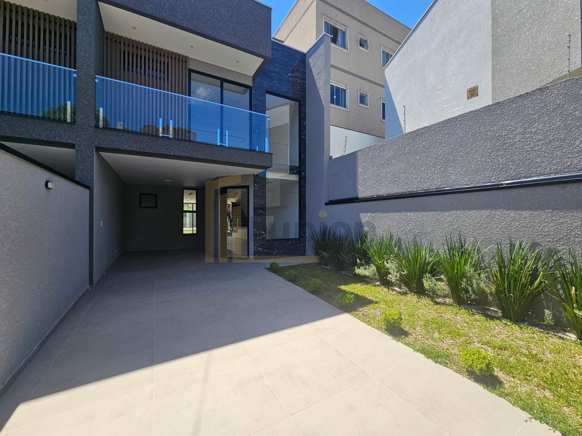 Sobrado com alto padrão de acabamento, 03 quartos, sendo 01 su...