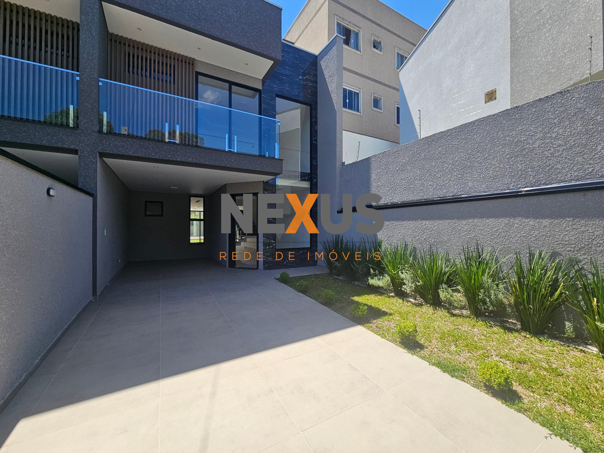 Sobrado com alto padrão de acabamento, 03 quartos, sendo 01 su...