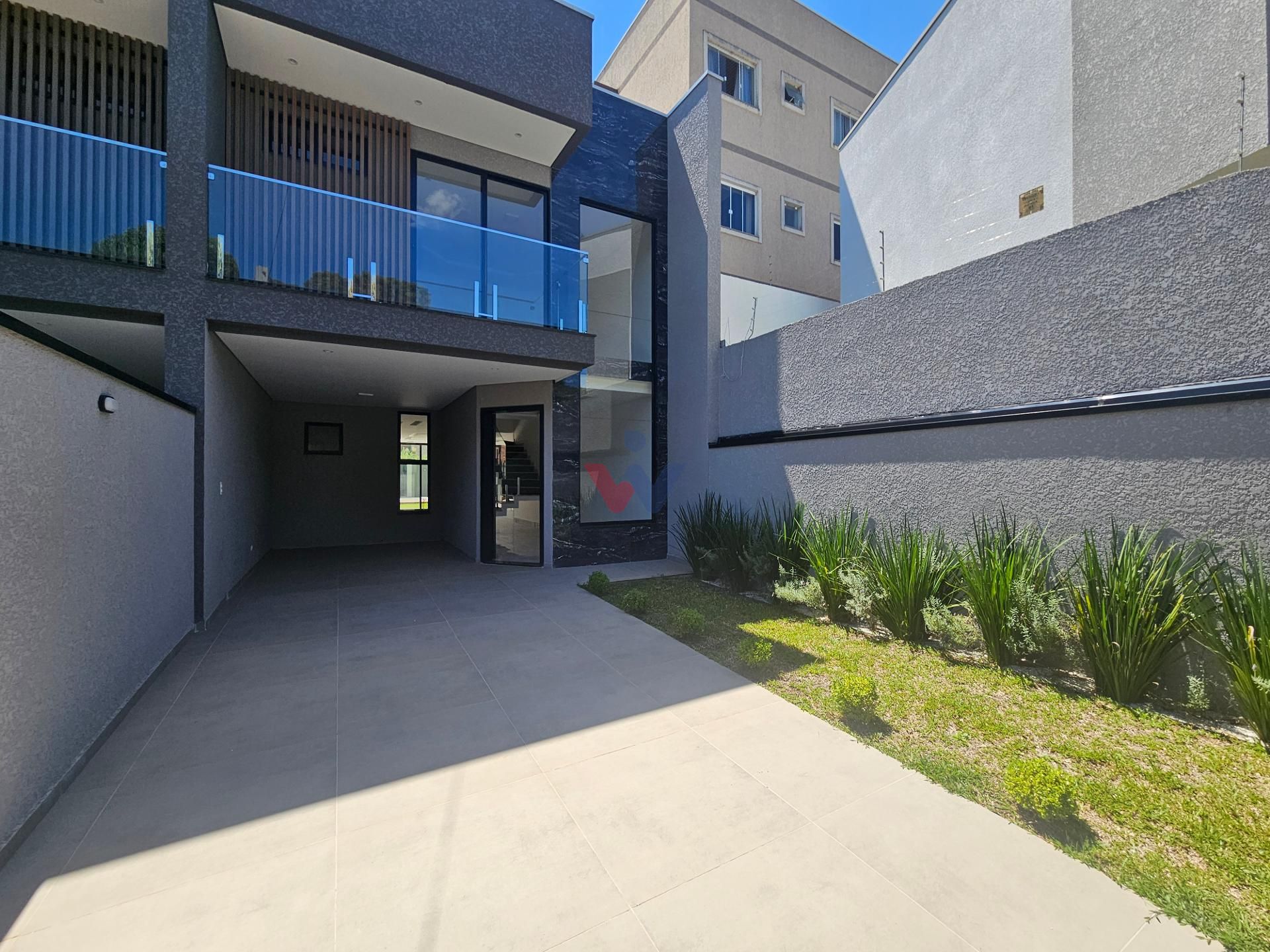 Sobrado com alto padrão de acabamento, 03 quartos, sendo 01 su...