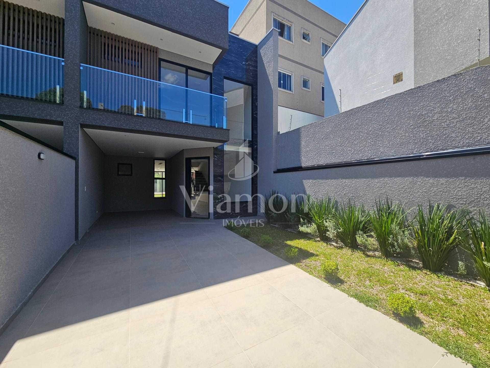 Sobrado com alto padrão de acabamento, 03 quartos, sendo 01 su...