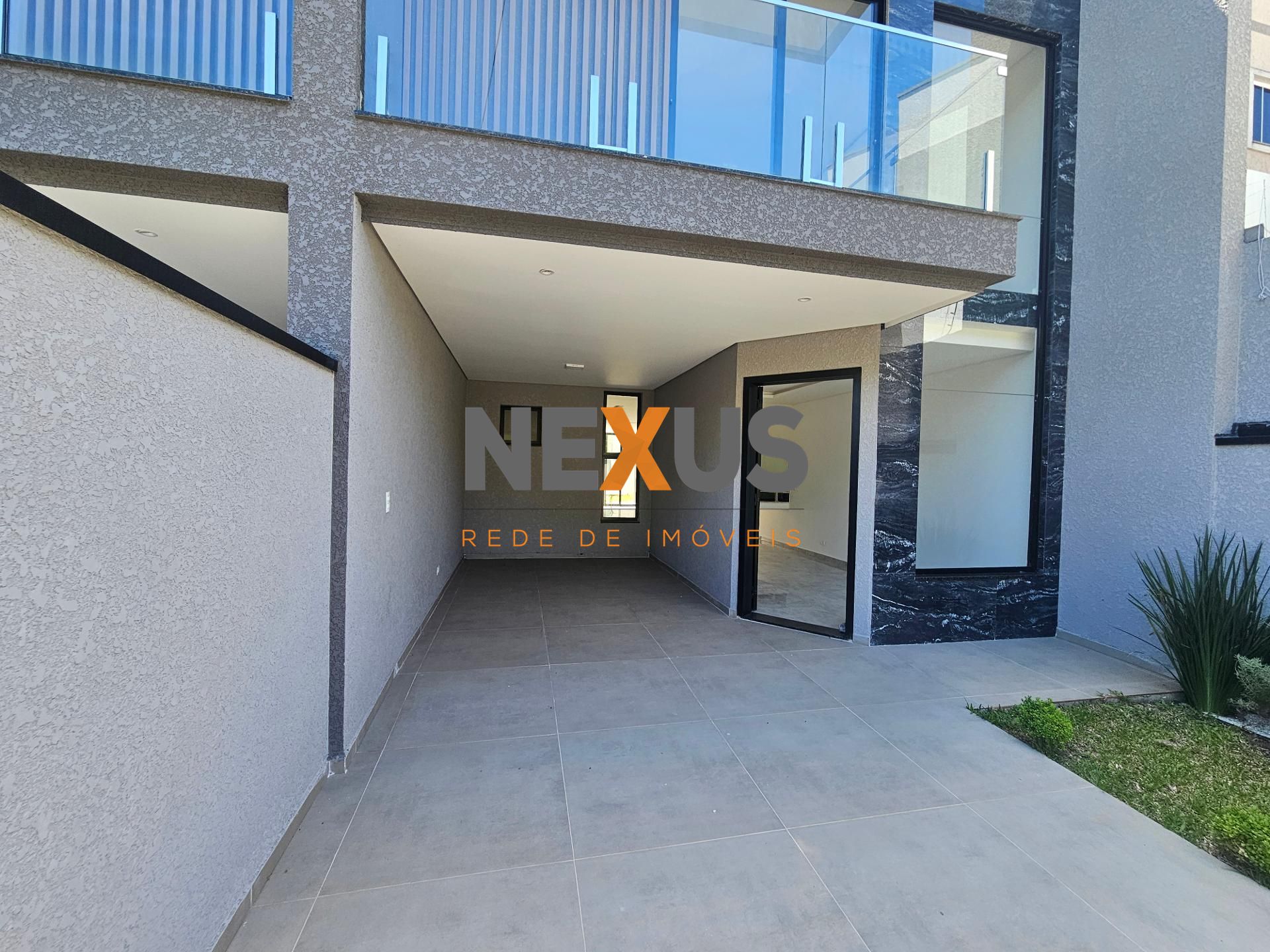 Sobrado com alto padrão de acabamento, 03 quartos, sendo 01 su...