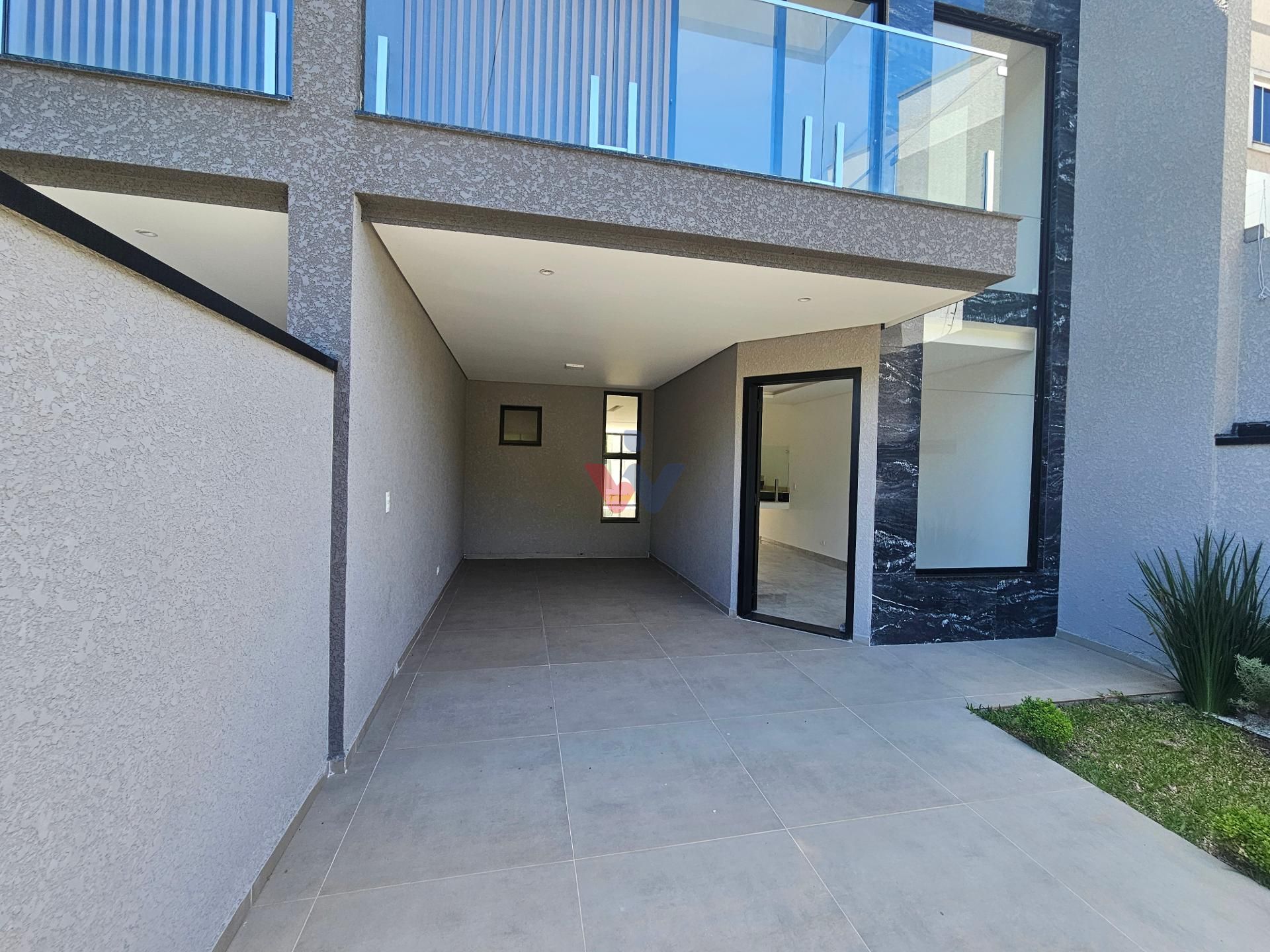 Sobrado com alto padrão de acabamento, 03 quartos, sendo 01 su...