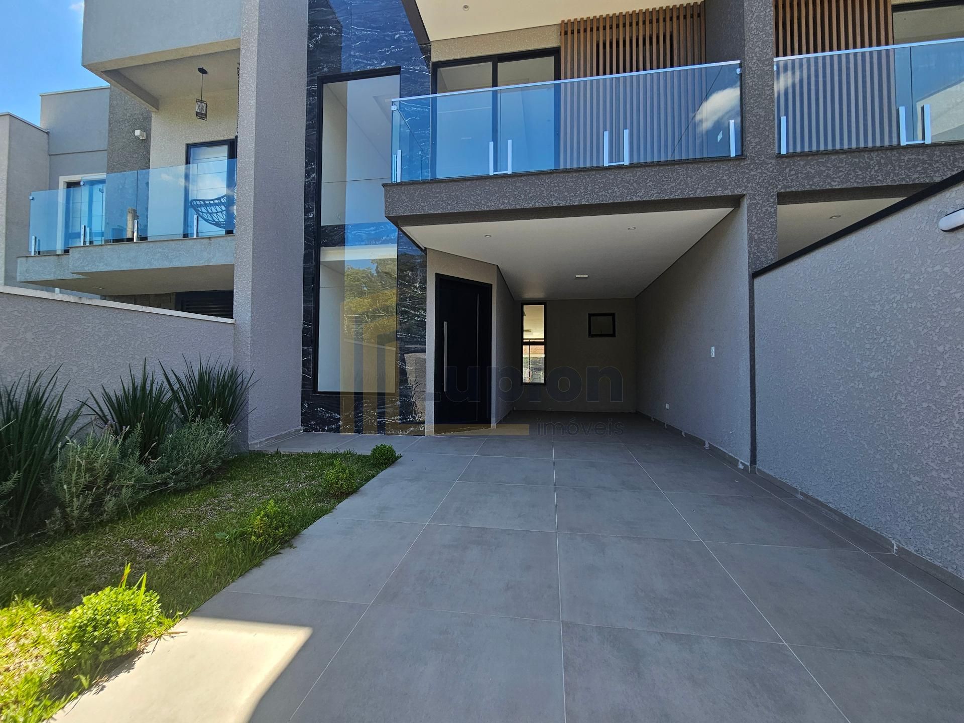 Lindo s obrado com alto padrão,  03 quartos, sendo 01 suíte co...