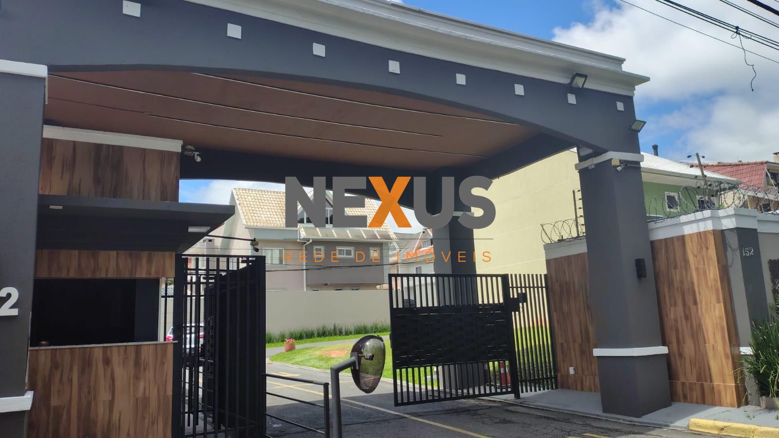 Sobrado no Cachoeira com suíte, 2 vagas e portaria 24h na Rua ...