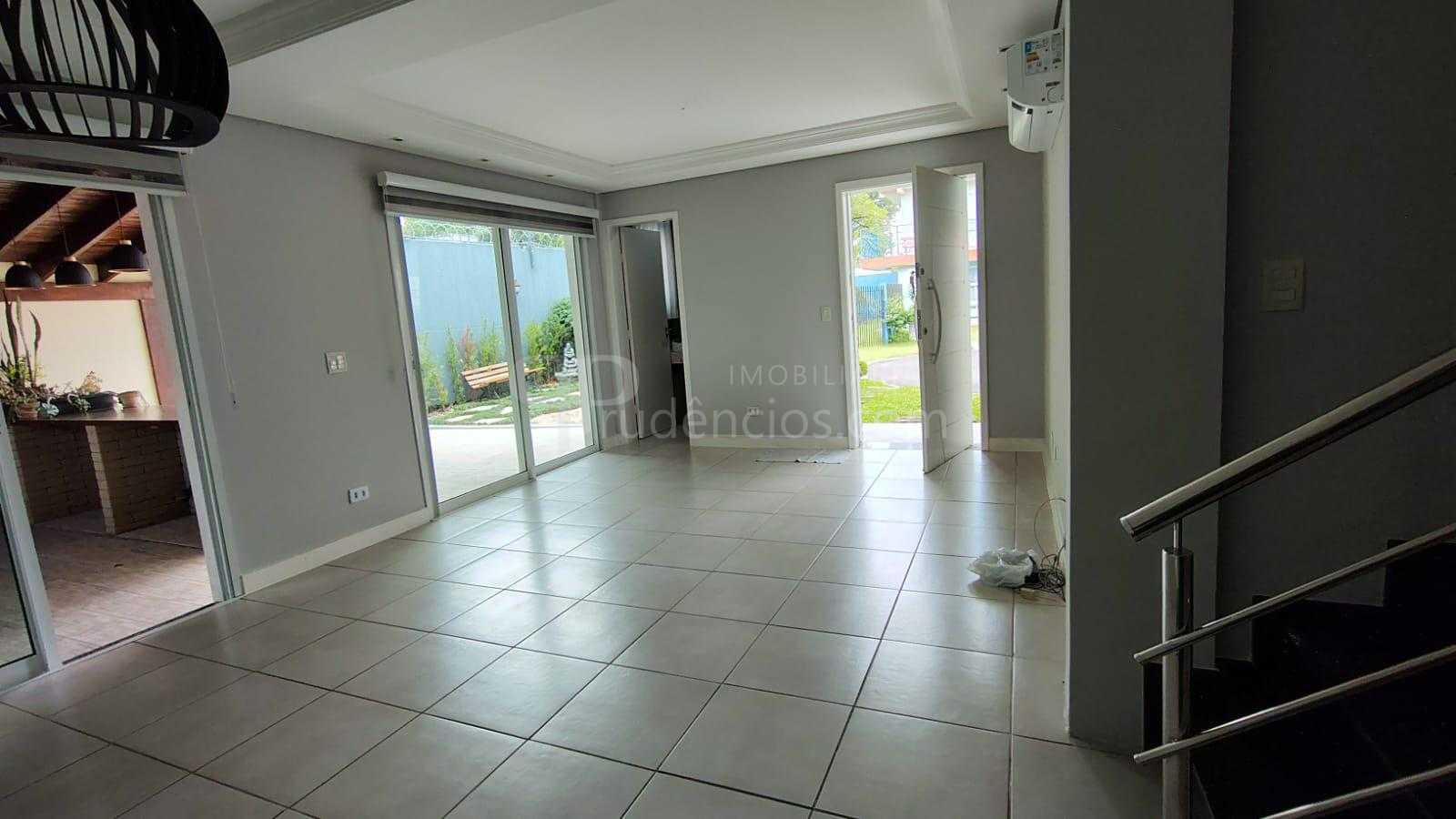 Sobrado no Cachoeira com suíte, 2 vagas e portaria 24h na Rua ...