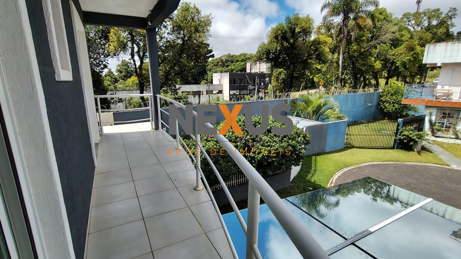 Sobrado no Cachoeira com suíte, 2 vagas e portaria 24h na Rua ...