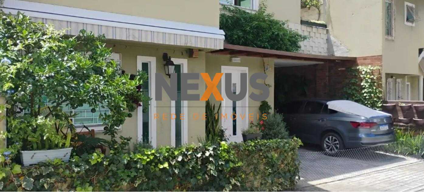 Sobrado 134m  com Suíte, Hidro e Ático no São Lourenço  Condom...