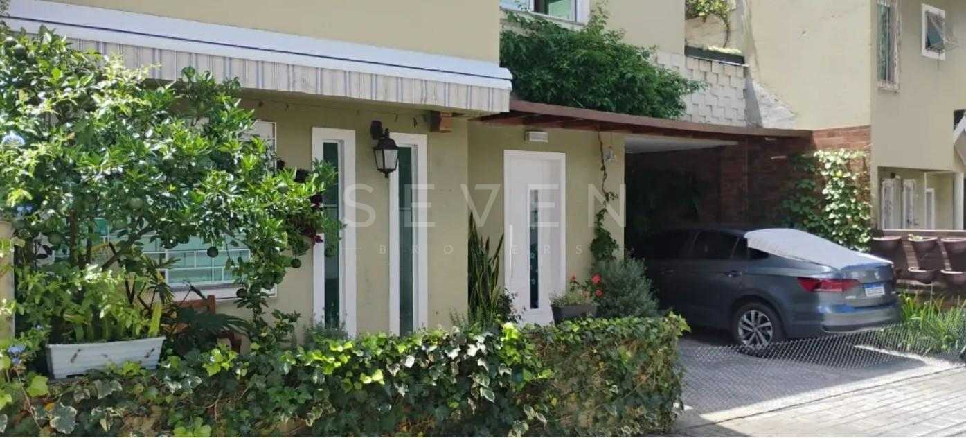 Sobrado 134m  com Suíte, Hidro e Ático no São Lourenço  Condom...