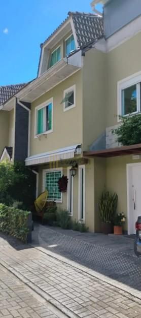 Sobrado 134m  com Suíte, Hidro e Ático no São Lourenço  Condom...