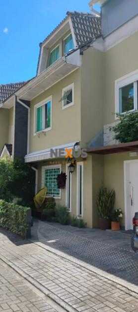 Sobrado 134m  com Suíte, Hidro e Ático no São Lourenço  Condom...