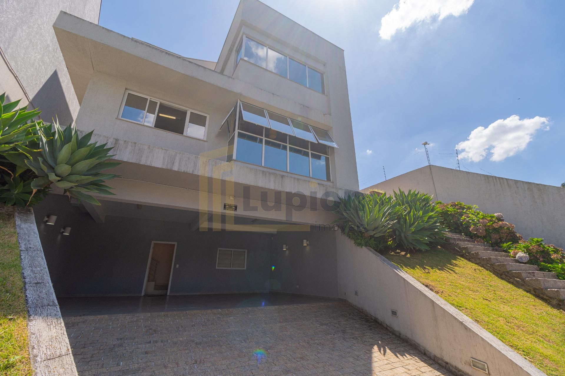 Casa de  Alto Padrão no Campo Comprido com Ático, Jardim e Ene...