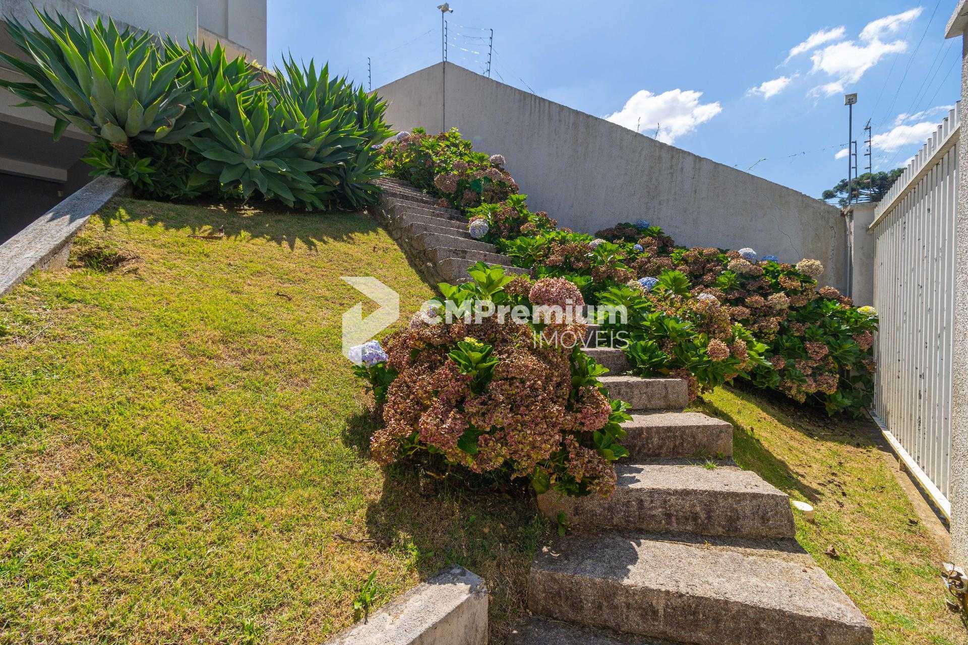 Casa de  Alto Padrão no Campo Comprido com Ático, Jardim e Ene...