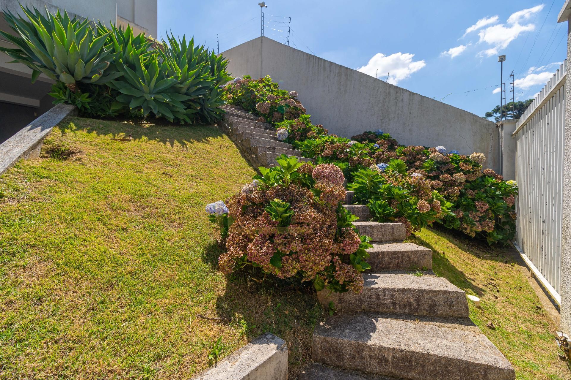 Casa de  Alto Padrão no Campo Comprido com Ático, Jardim e Ene...
