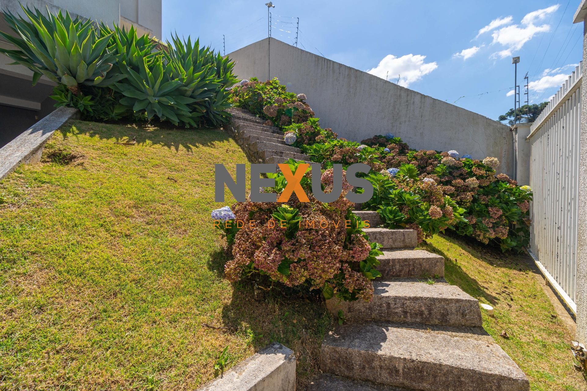 Casa de Alto Padrão no Campo Comprido com Ático, Jardim e Ene...