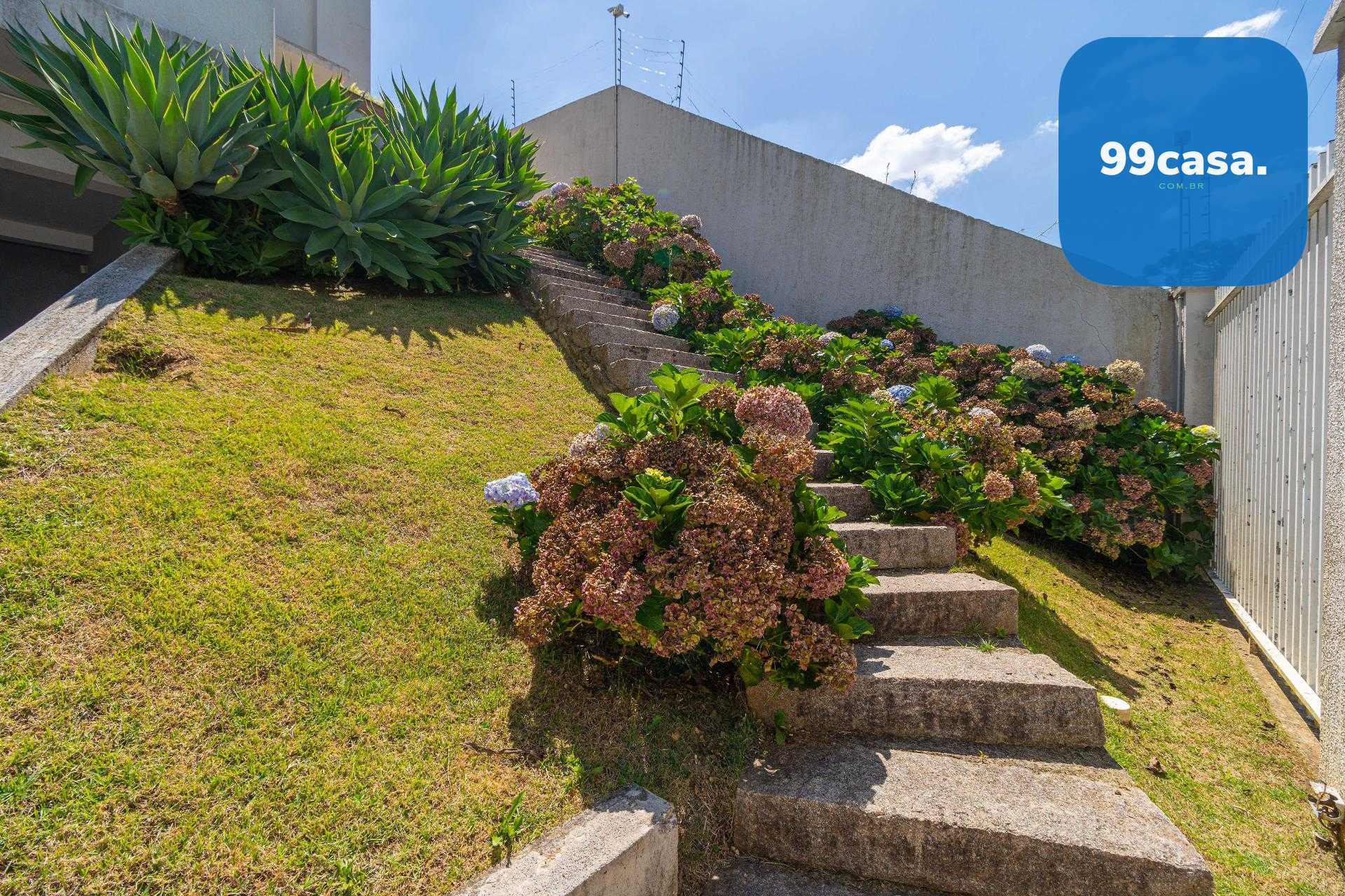 Casa de  Alto Padrão no Campo Comprido com Ático, Jardim e Ene...