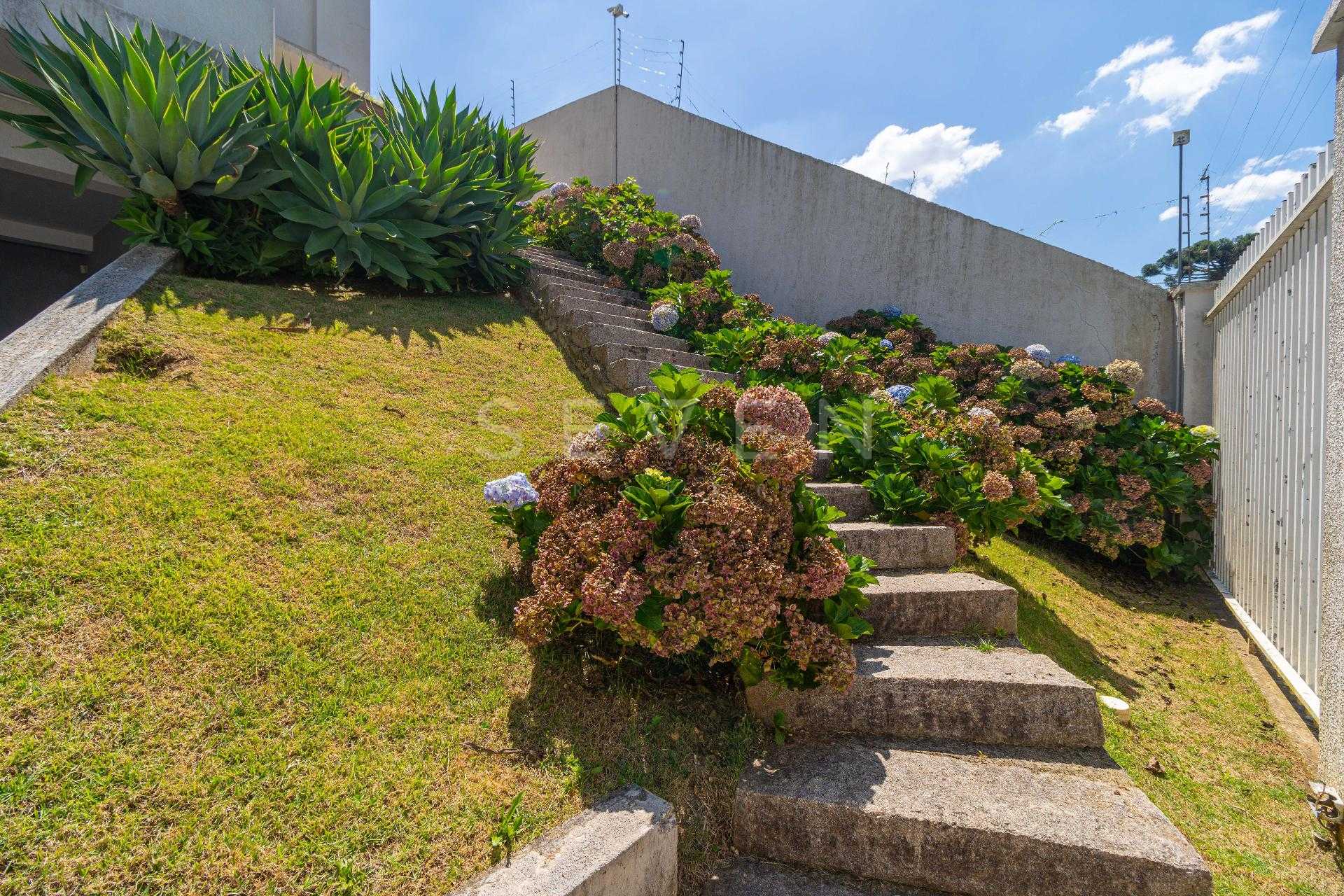 Casa de  Alto Padrão no Campo Comprido com Ático, Jardim e Ene...