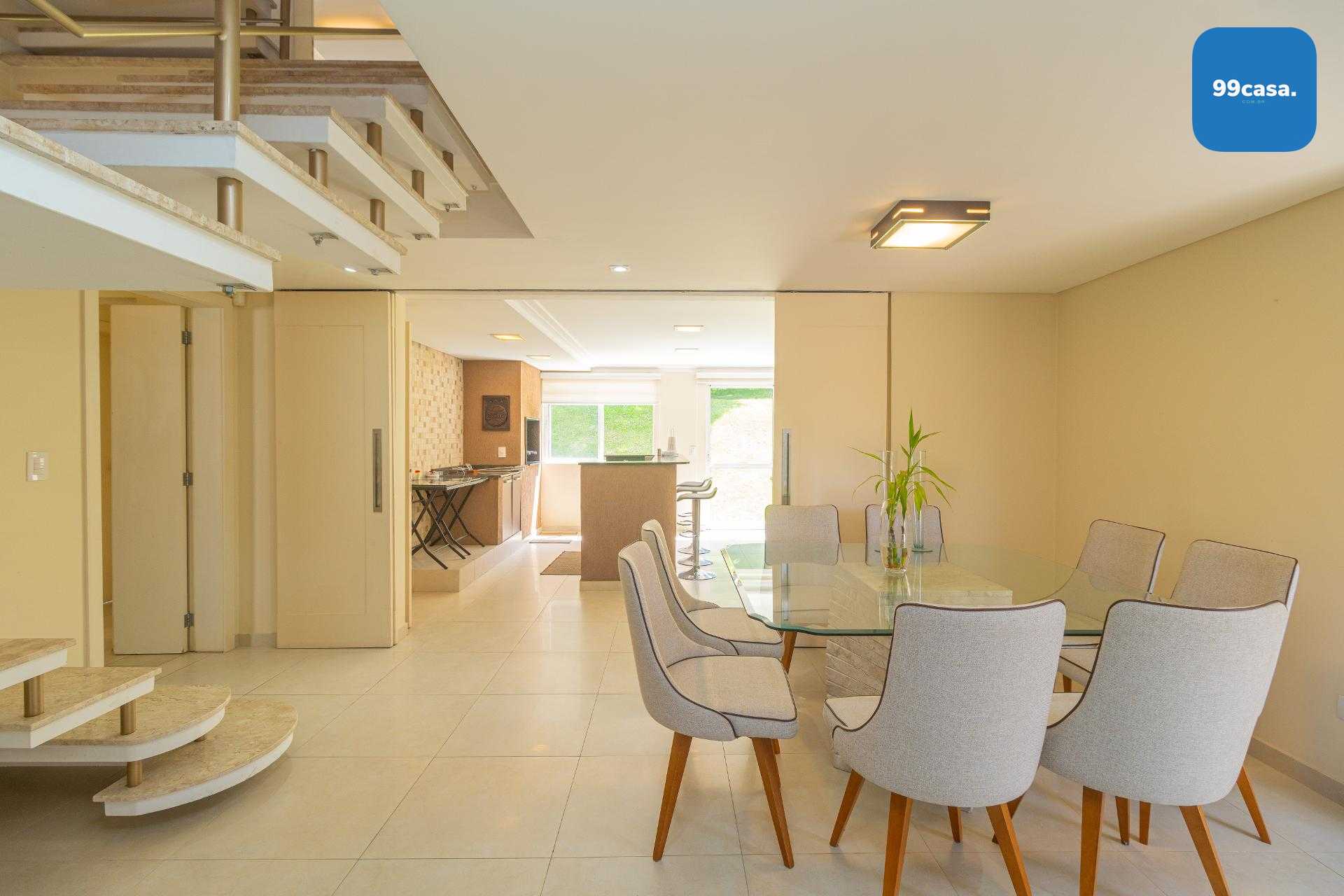 Casa de Alto Padrão no Campo Comprido com Ático, Jardim e Energia Solar
