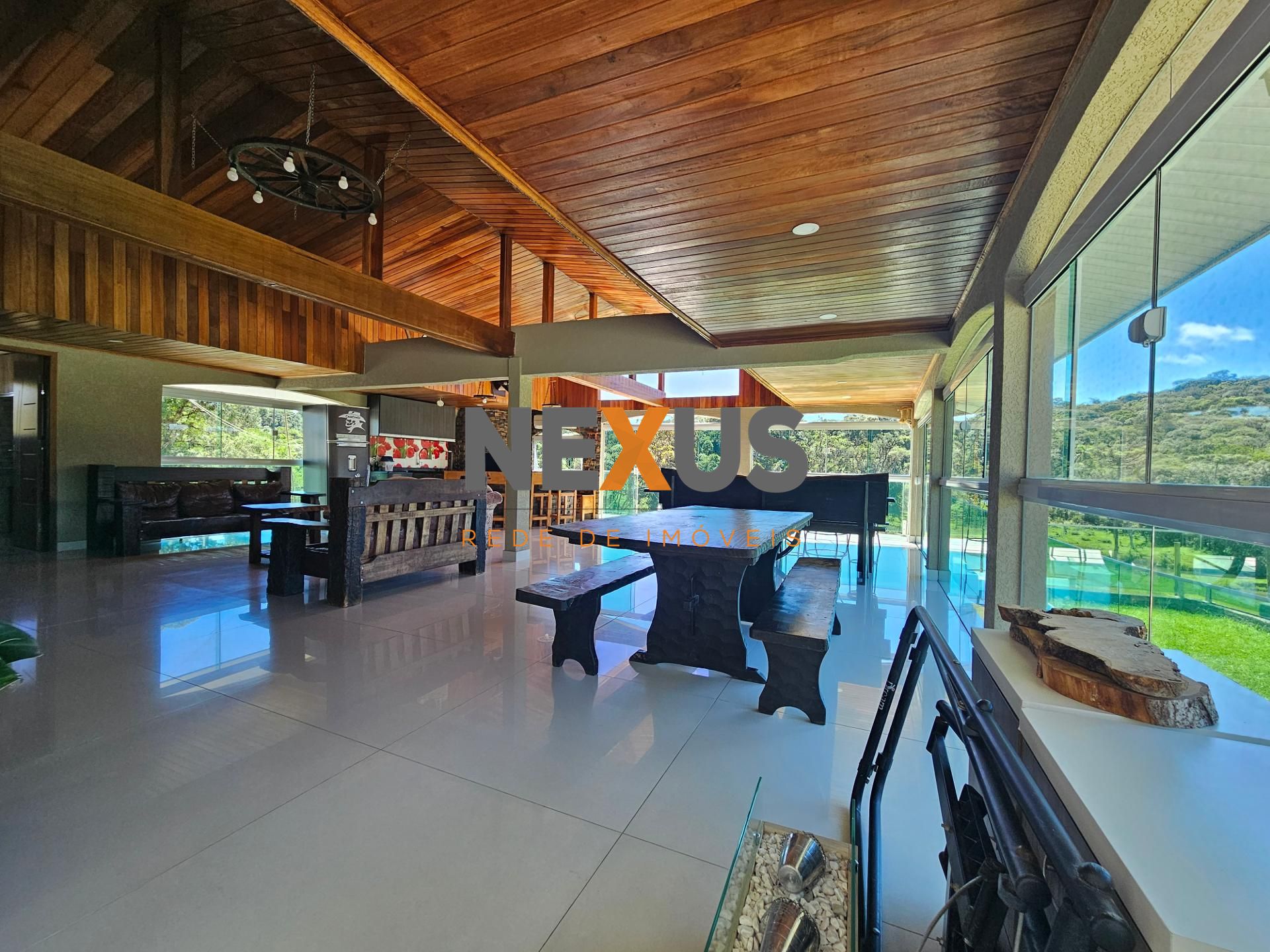 Chácara completa com 46.146 m², lagos, piscina e salão de fest...