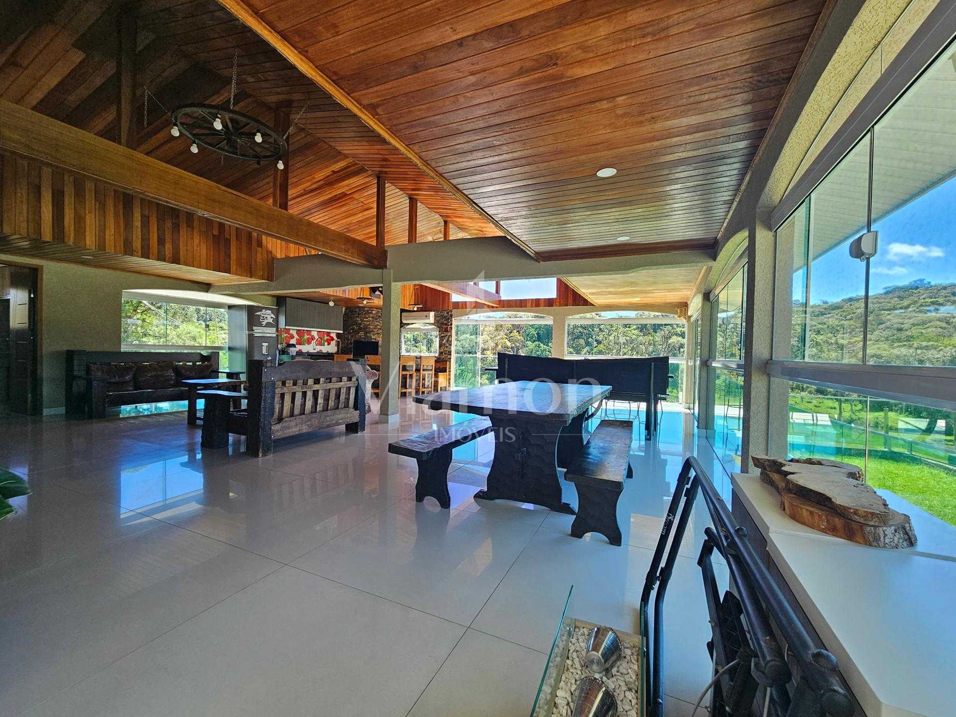 Chácara completa com 46.146 m², lagos, piscina e salão de fest...