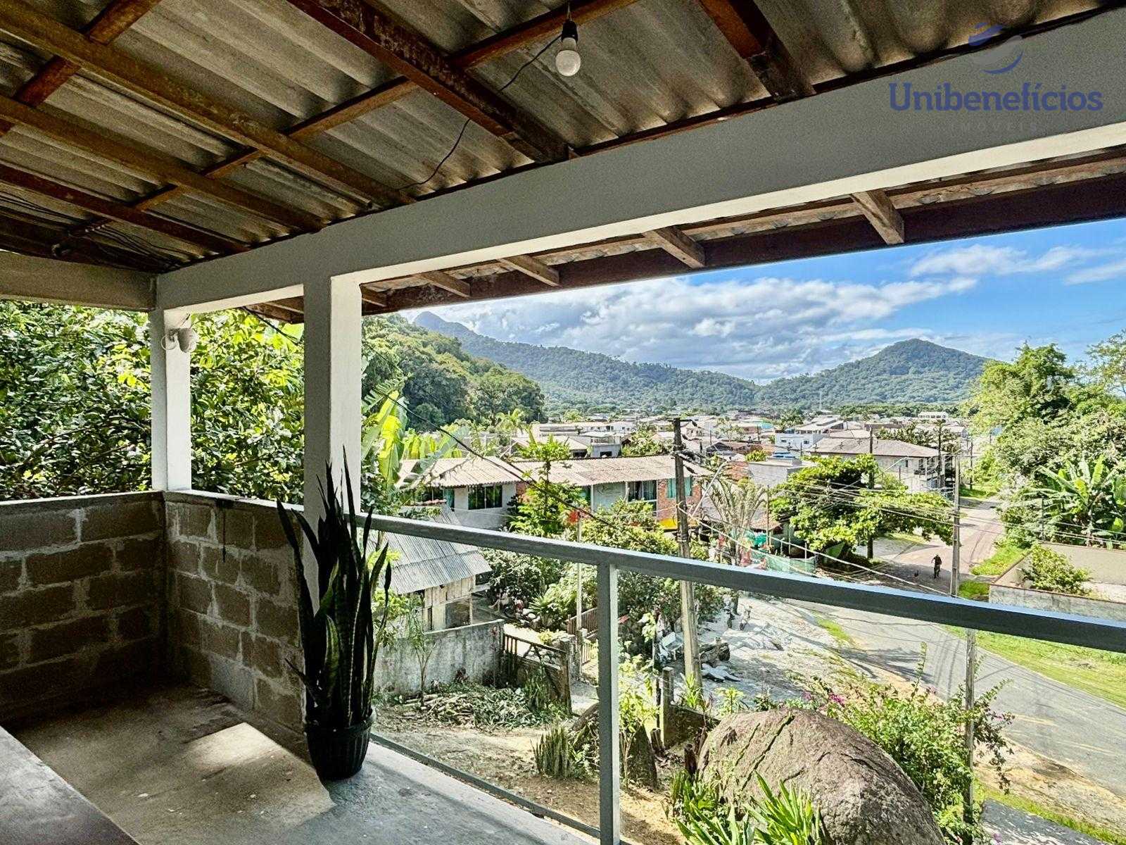 Terreno 1.980 m com 6 studios e casa principal na serra a 750 metros do mar em Caiobá