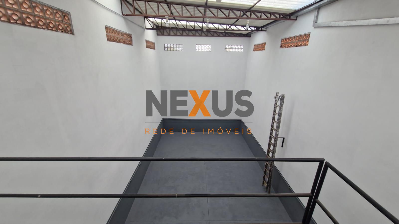 Barracão comercial na Rua Francisco Derosso à venda por R  595...