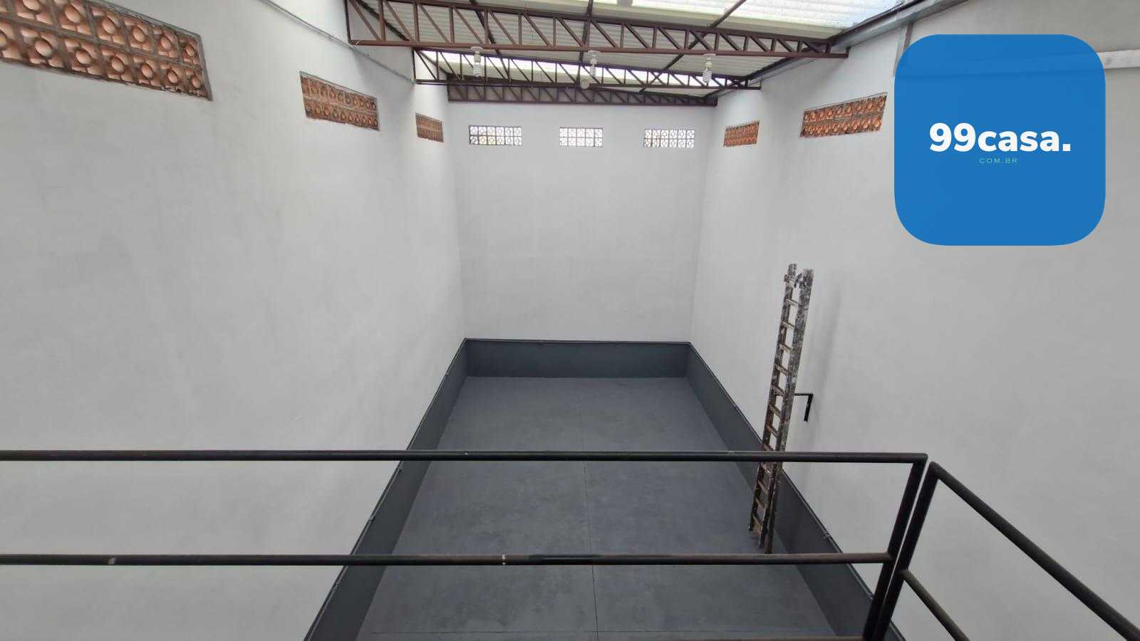 Barracão comercial na Rua Francisco Derosso à venda por R  595...