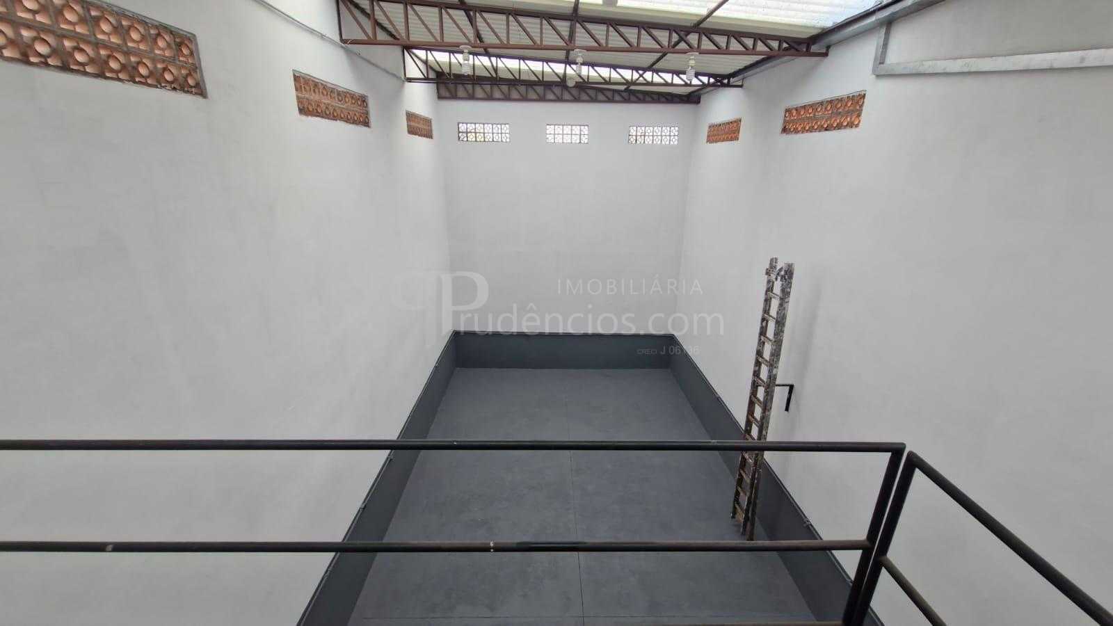 Barracão comercial na Rua Francisco Derosso à venda por R  595...