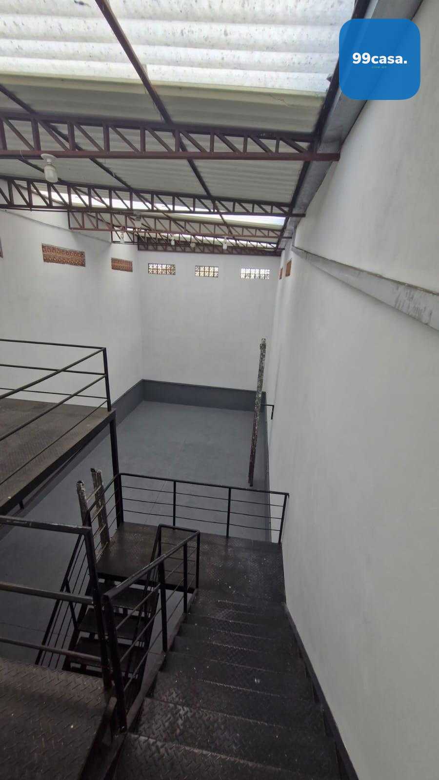 Barracão comercial na Rua Francisco Derosso à venda por R  595...