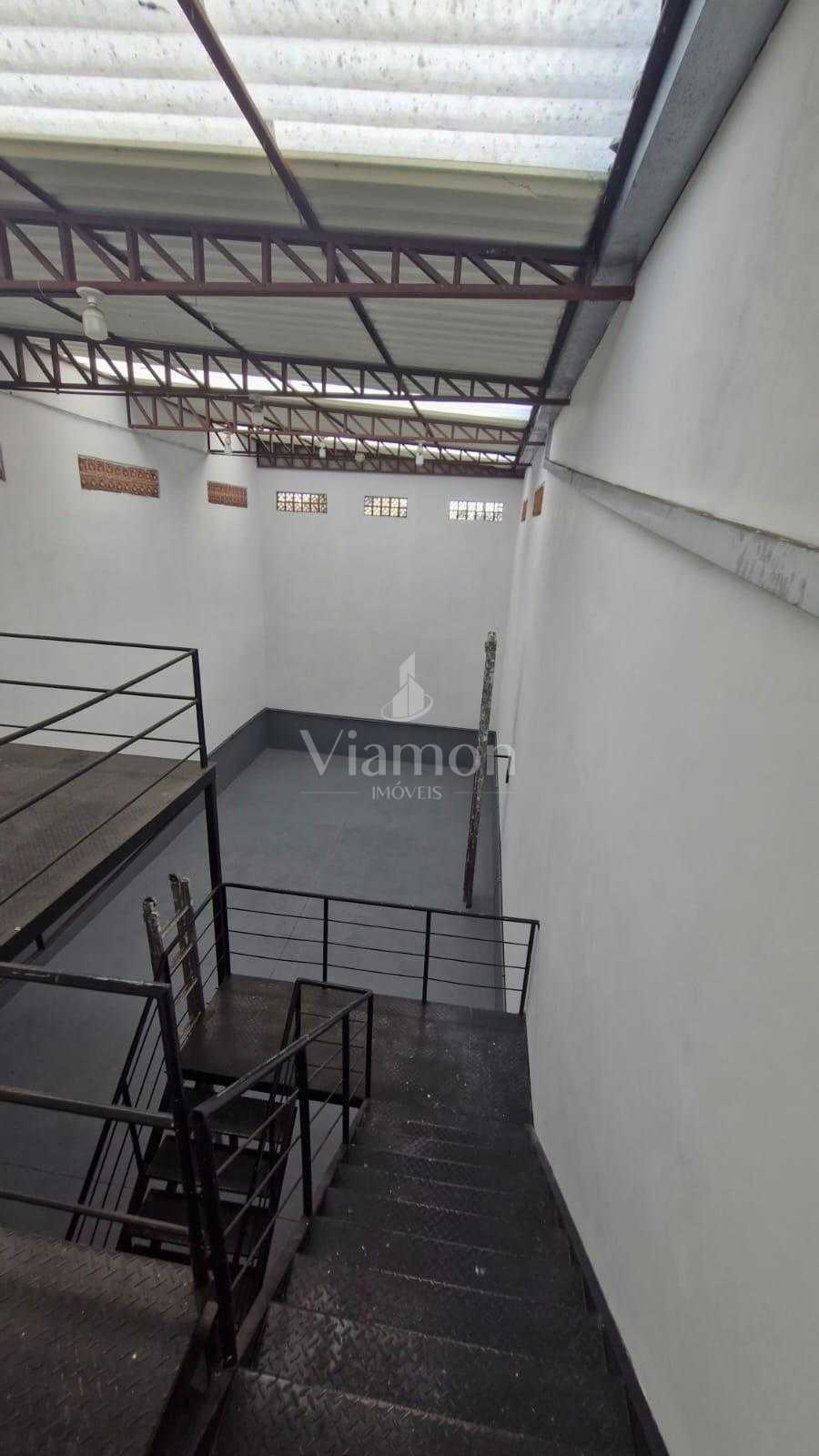 Barracão comercial na Rua Francisco Derosso à venda por R  595...