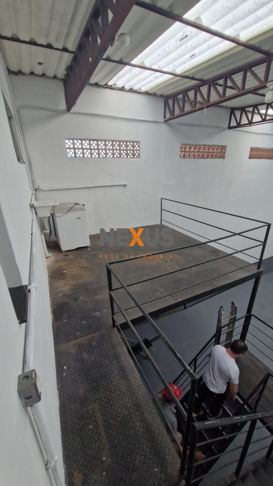 Barracão comercial na Rua Francisco Derosso à venda por R  595...