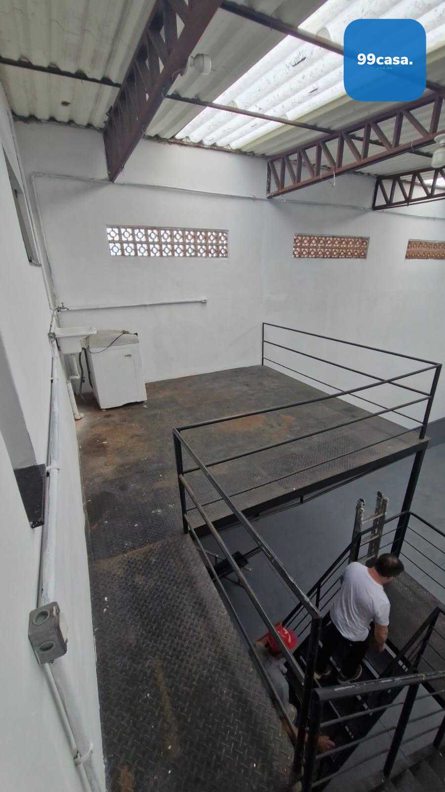 Barracão comercial na Rua Francisco Derosso à venda por R  595...