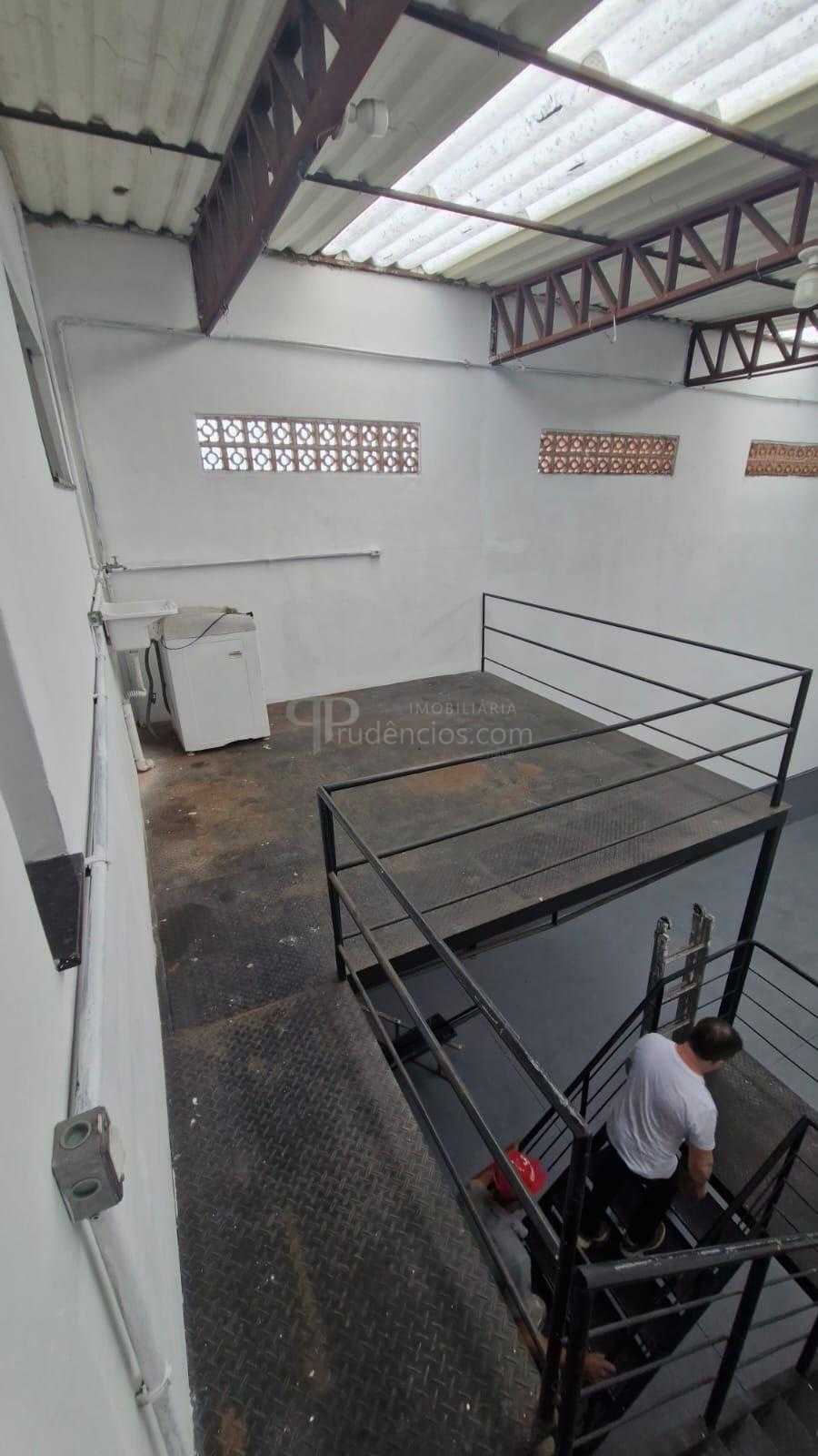 Barracão comercial na Rua Francisco Derosso à venda por R  595...