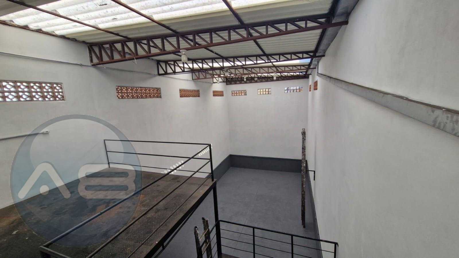 Barrac?o comercial na Rua Francisco Derosso ? venda por R  595...