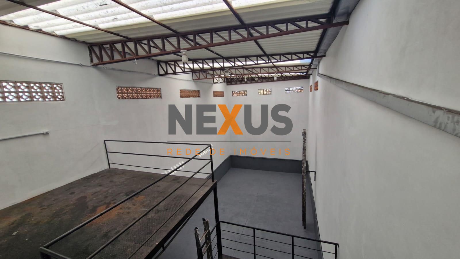 Barracão comercial na Rua Francisco Derosso à venda por R  595...