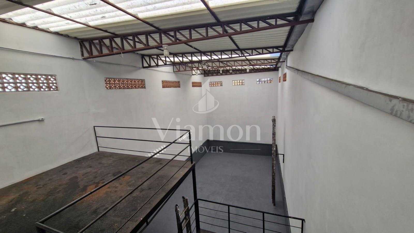 Barracão comercial na Rua Francisco Derosso à venda por R  595...