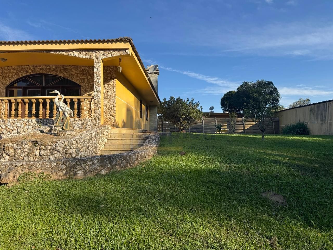 Chácara de Alto Padrão em Colombo com Casa Colonial, Lazer Com...