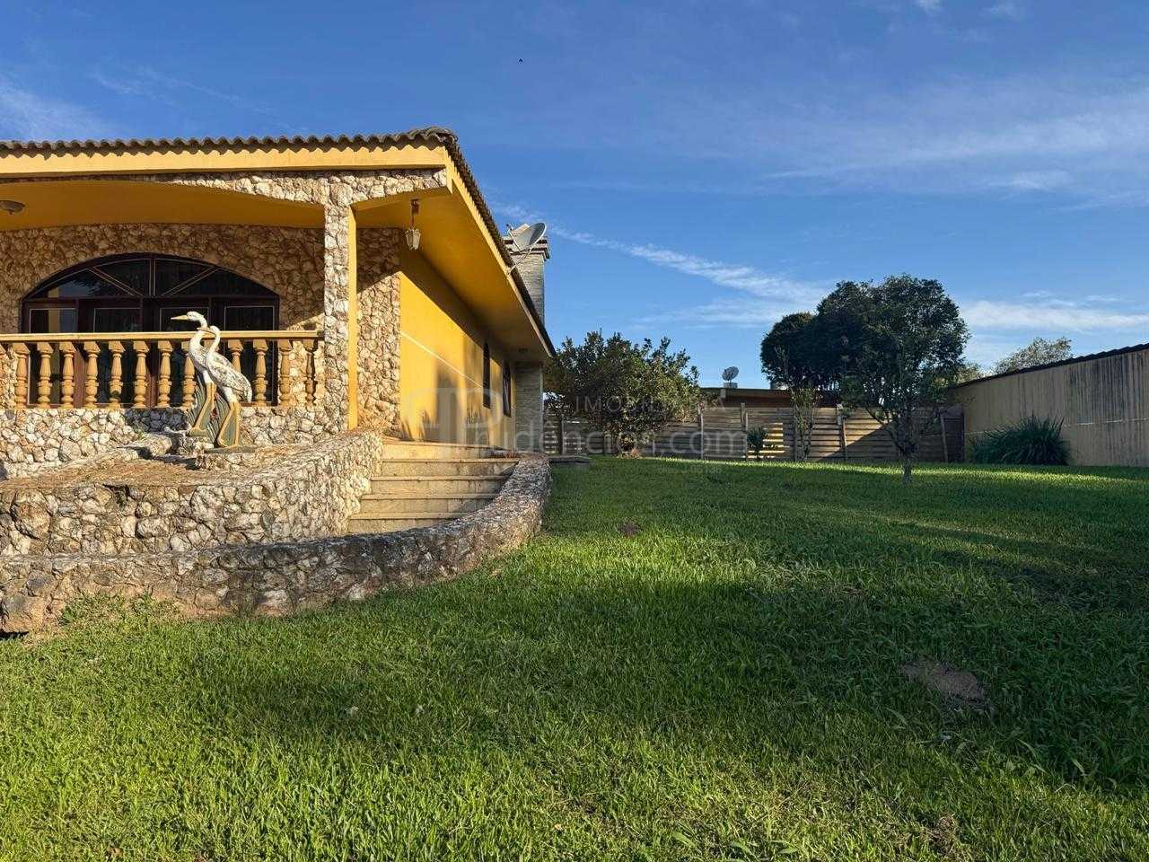 Chácara de Alto Padrão em Colombo com Casa Colonial, Lazer Com...