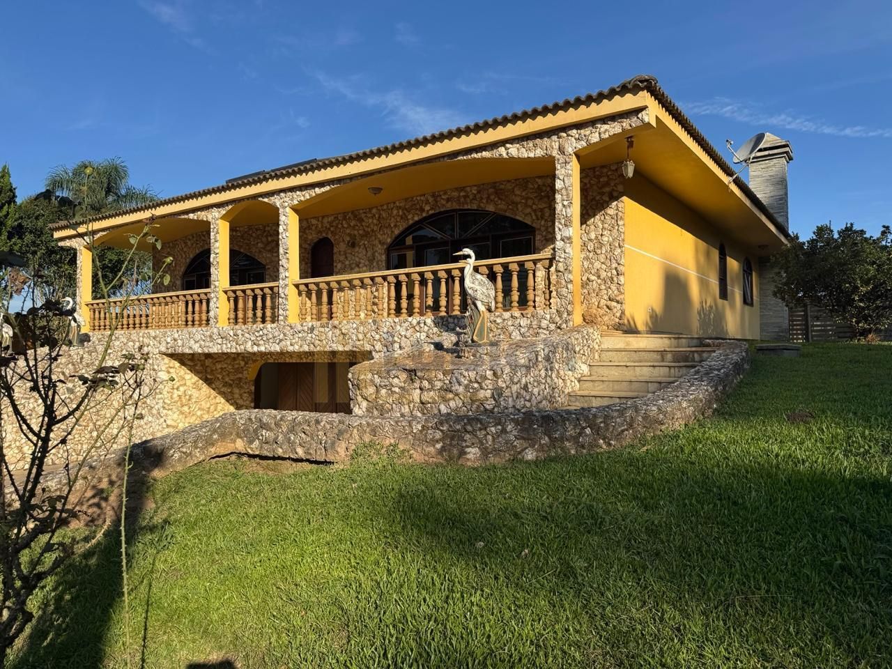 Chácara de Alto Padrão em Colombo com Casa Colonial, Lazer Com...