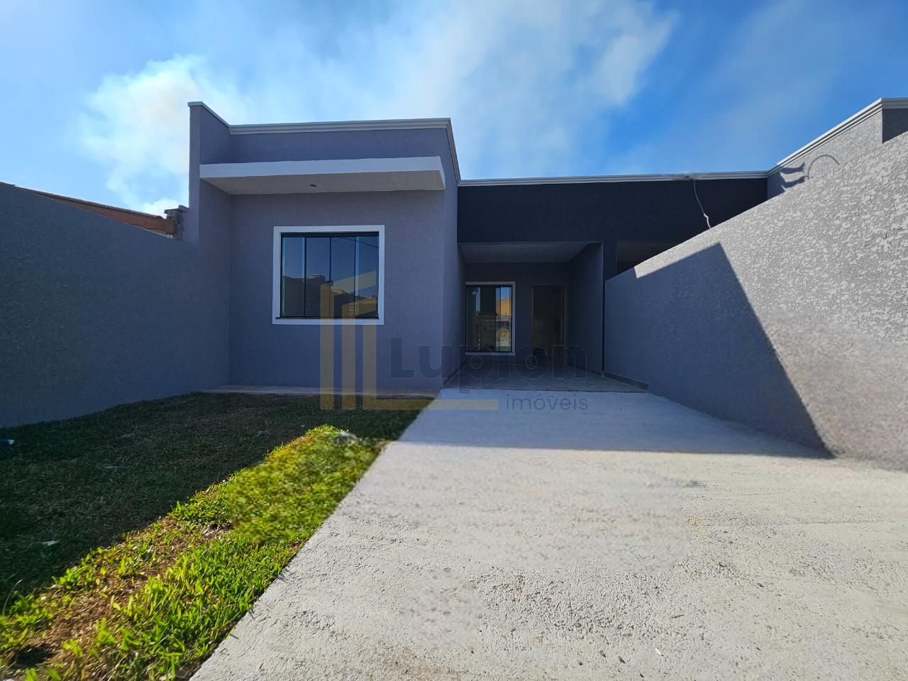 Casa Nova com 2 Quartos, Pé Direito Alto e Excelente Localização