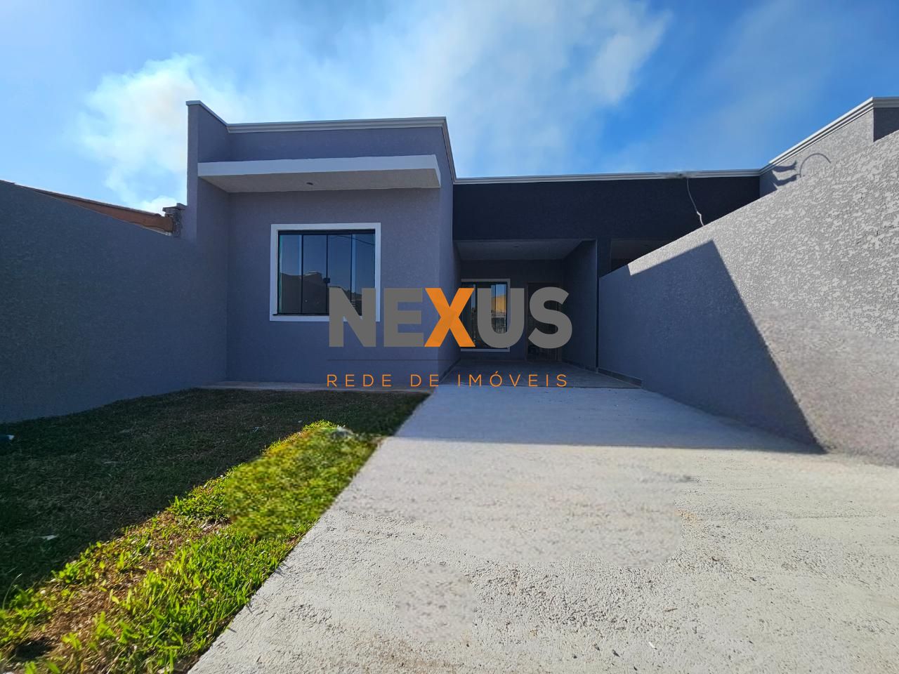 Casa Nova com 2 Quartos, Pé Direito Alto e Excelente Localização