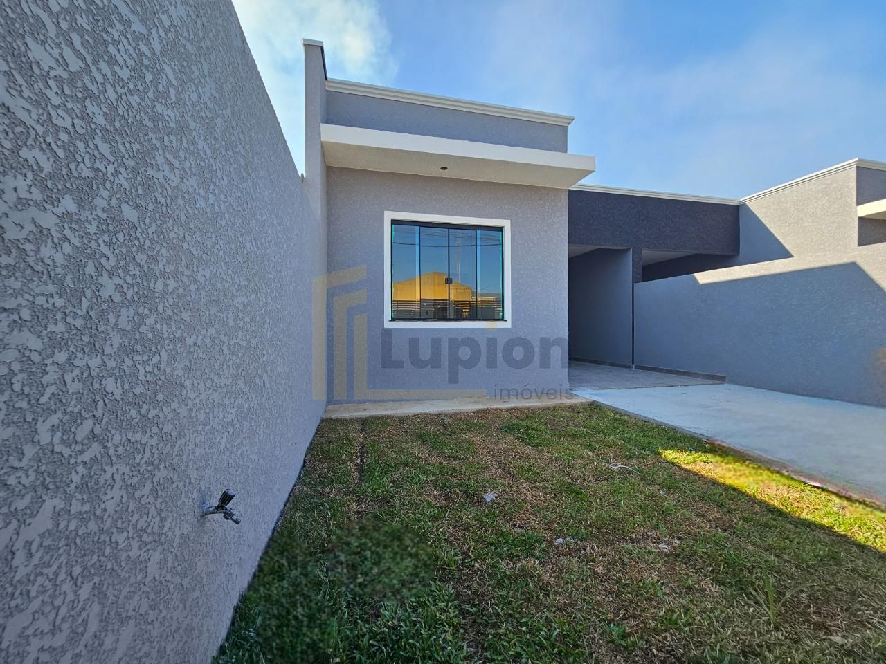 Casa Nova com 2 Quartos, Pé Direito Alto e Excelente Localização