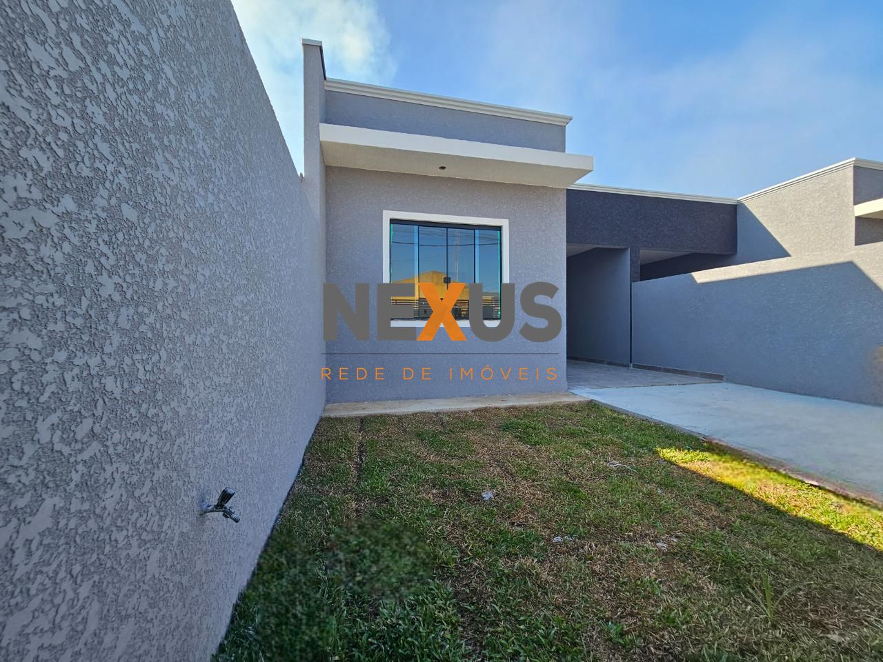 Casa Nova com 2 Quartos, Pé Direito Alto e Excelente Localização